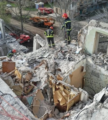 Спасатели пытаются найти 4 человек под завалами дома в Славянске