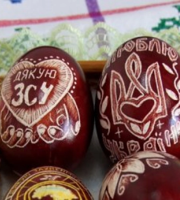 Давні закарпатські традиції: писанкарка Софія Алмаші ділиться розписом писанок із дітками (ВІДЕО)