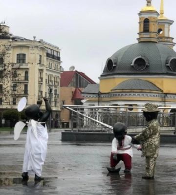 Військовий, ангел та козак: скульптури малюків-засновників Києва переодягли на честь Великодня. Фото