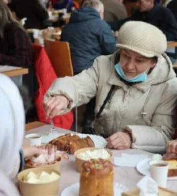 У Львові для потребуючих організували Великодній сніданок