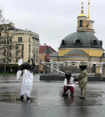 В Киеве скульптуры малышей-основателей переодели к Пасхе: фото