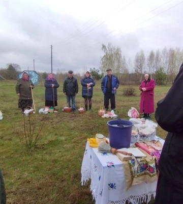 Показали, як святили кошики у далеких селах на Рівненщині, де живе з десяток людей (ФОТО)