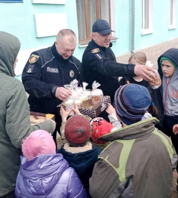 Рівненщина: Корецькі та рокитнівські поліцейські з гостинцями відвідали діток