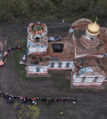 Фото дня. Мешканці села на Чернігівщині прийшли посвятити паски до зруйнованої війною церкви