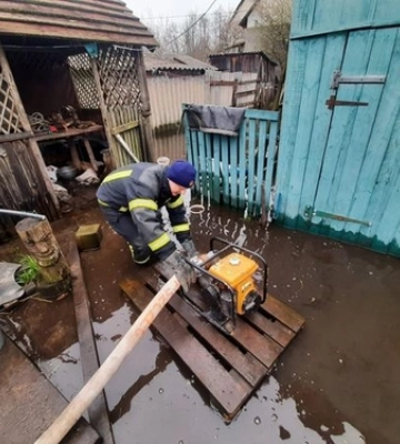 Понад 70 м³ води: у Ківерцях затопило двір 