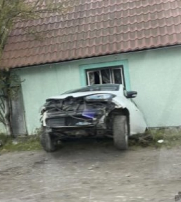 Аварія на Закарпатті: позашляховик влетів в будинок (ФОТО)
