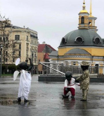 Військовий, ангел та козак: скульптури малюків-засновників Києва переодягли на честь Великодня. Фото
