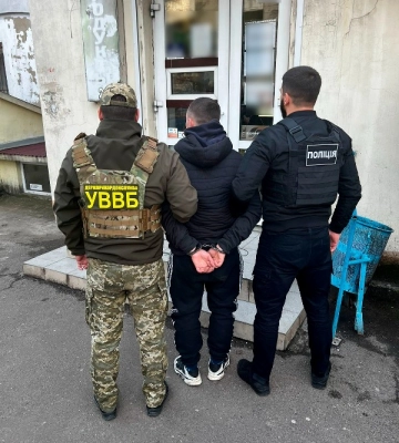 Спіймали на гарячому: на Одещині чоловік намагався збути наркотики військовослужбовцям