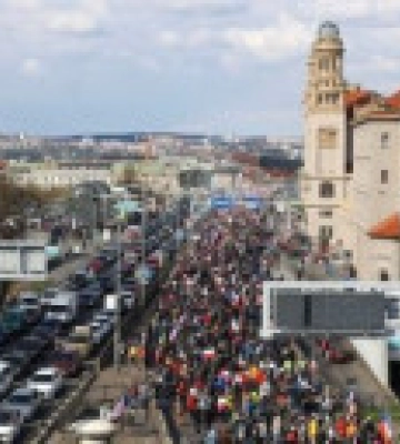 &quot;Ганьба уряду, йдіть у відставку&quot;: тисячі чехів вийшли на антиурядову акцію протесту