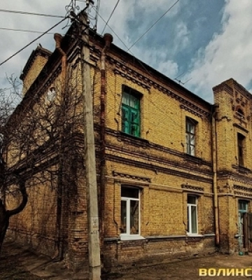 Закутки Луцька: там, де досі палять грубки дровами 