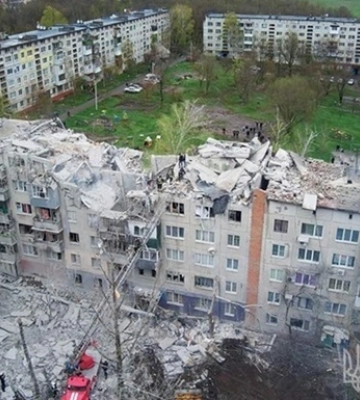 У Словʼянську на місці зруйнованого будинку завершили рятувальні роботи. Через російську атаку загинули 15 людей