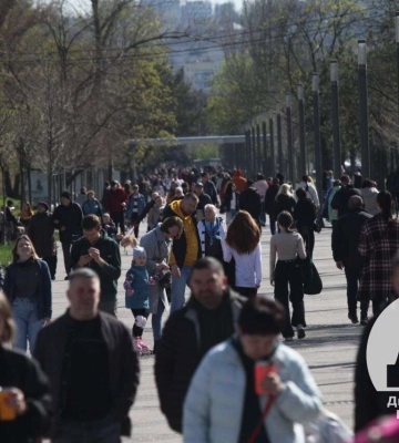 Людно, як ніколи. У Дніпрі в парках і скверах ніде яблуку упасти 