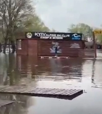 В Киеве ушел под воду X-park, видео