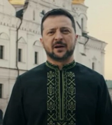 Володимир Зеленський привітав українців із Великоднем у вишиванці із символами Київської Русі
