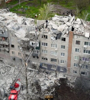 У Слов’янську з-під завалів дістали тіло жінки - кількість загиблих зросла до 13