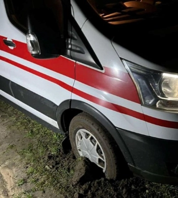 На Київщині «швидка» з вагітною застрягла вночі на ґрунтовій дорозі