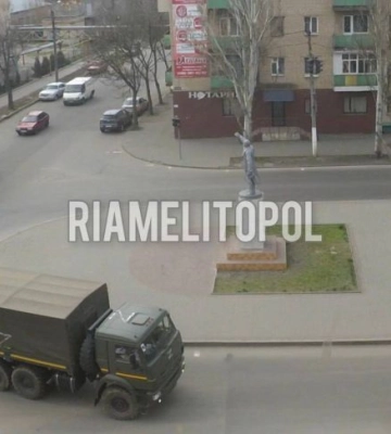 В Мелитополь опять завезли «чмобиков», вояки выбрасывают свои сухпайки на помойку 