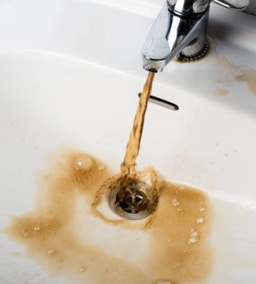 У Києві воді в кранах може змінити колір: що сталось