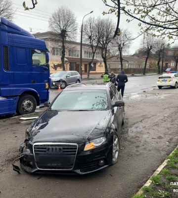Не переконався в безпечності розвороту: у Луцьку Mitsubishi зіткнувся з Audi