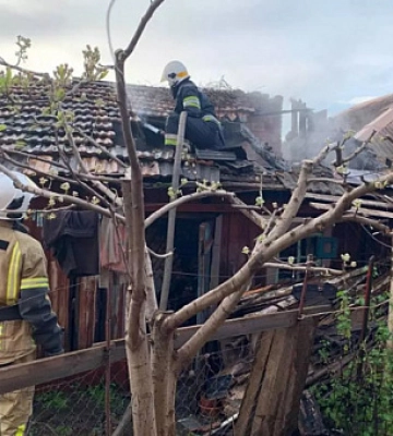 Криворізькі вогнеборці погасили пожежу в господарчій споруді