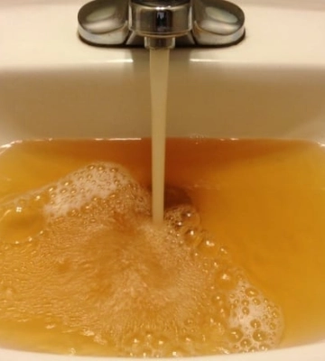 У Києві воді в кранах може змінити колір: що сталось
