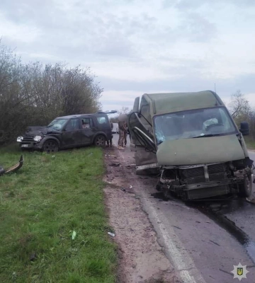 На Миколаївщині зіткнулися позашляховик та мікроавтобус