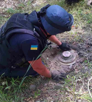 У британській розвідці оцінили, скільки років може піти на розмінування України