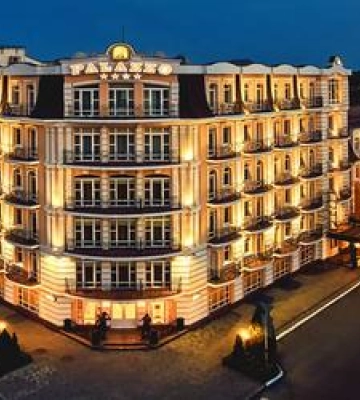 Фасад готелю у Полтаві очистили від російських символів ФОТО