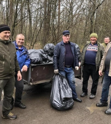 Напередодні Великодня жителі Рівненщини очистили узбіччя від сміття