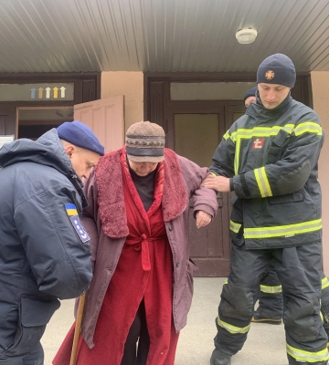 На Сумщині рятувальники допомогли евакуювати підопічних психоневрологічного інтернату, який зазнав ворожого авіаудару
