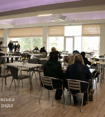 Дніпро продовжує надавати безкоштовні гарячі обіди вимушеним переселенцям та підопічним терцентру