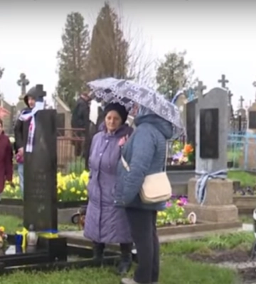 Поминальний тиждень: як жителі Луцька вшановують рідних, які відійшли у вічність