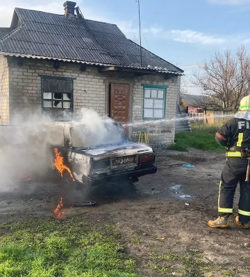 На Дніпропетровщині загорівся легковик 