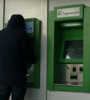 Термінали ПриватБанку збоять і &quot;крадуть&quot; гроші: люди обурюються і не можуть повернути зароблене