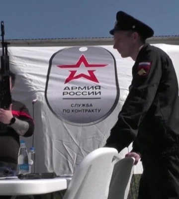 «Через зарплату насамперед»: в Криму на вулицях агітують підписати контракт з армією РФ