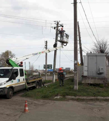 Під Харковом енергетики завершують відновлення електропостачання у деокупованому селі