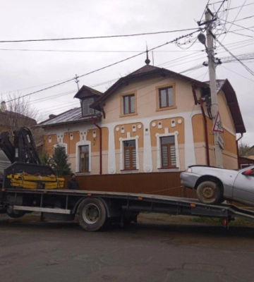 У Чернівцях з Київської евакуювали давно покинутий автомобіль