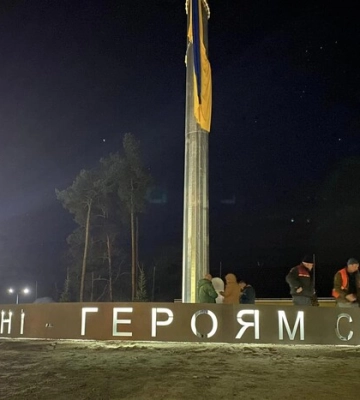 До річниці звільнення Київщини у Бучі встановили Меморіал захисникам, створений з металу Метінвесту 