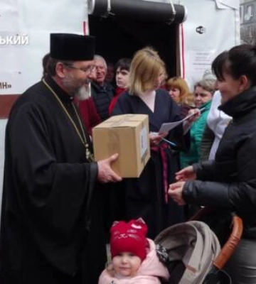 Допомога від християн. Містяни Кропивницького та переселенці отримали харчові набори (відео)