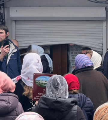 У Лаврі стався новий інцидент: віряни УПЦ (мп) пошкодили ролети на опечатаному Мінкультом корпусі – фото