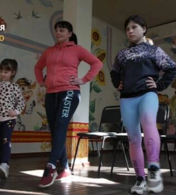 Танець як ліки. В Олександрії організували дозвілля для мам та їхніх дітей (відео)
