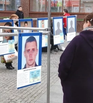 У середмісті Дніпра створили експозицію, що розповідає про загиблих студентів під час війни