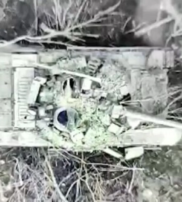 Оператор українського дрону скинув боєприпас у відчинений люк російського танка. ВIДЕО