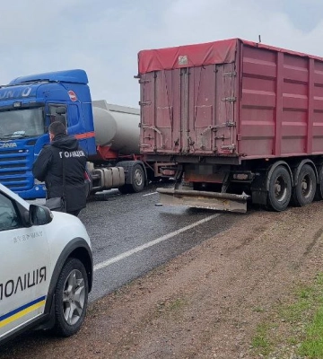 На трасі Одеса-Рені зіштовхнулись три вантажівки, рух транспорту ускладнений