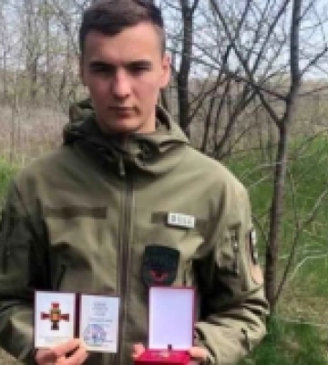 Президент вручив «Козацький Хрест – за бойові заслуги» військовому з Острожчини