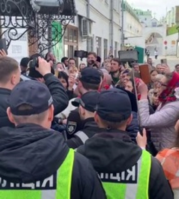 В Киеве сторонники УПЦ МП пошли на штурм Лавры: видео с места событий