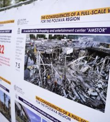 Делегати з Польщі та Болгарії вшанували пам&#039;ять загиблих від російської ракети в ТЦ &quot;Амстор&quot; у Кременчуці