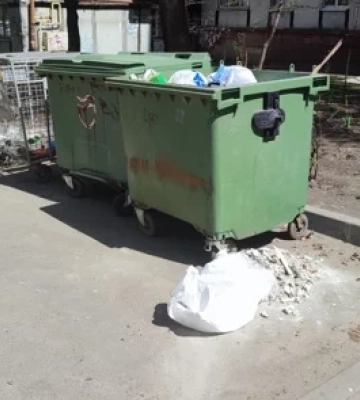 У Дніпрі оштрафували місцевого жителя, який складував будівельне сміття у дворі багатоповерхівки