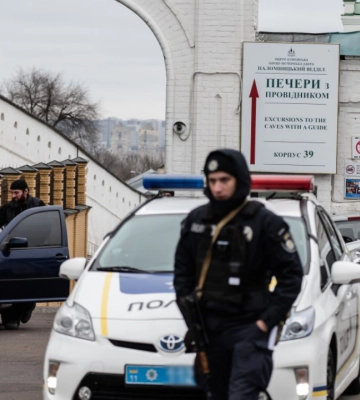 Зламали ролети опечатаної будівлі: поліція порушила справу про хуліганство у лаврі