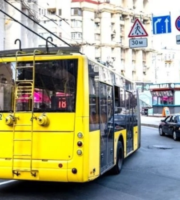 В Киеве на поминальные дни запустят дополнительные автобусы к кладбищам